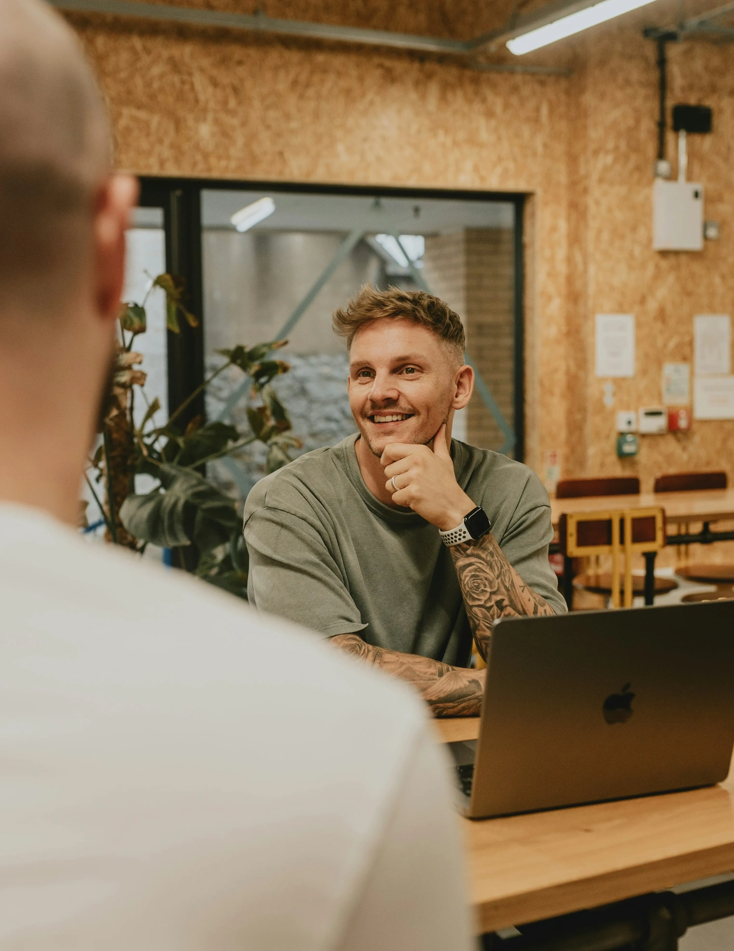 Tevreden ondernemer in gesprek met laptop